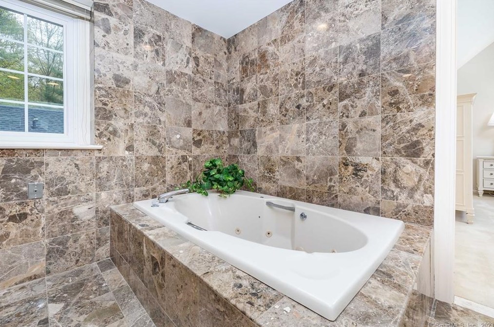 8 Saxon Woods, Avon CT  06001-4060 exterior