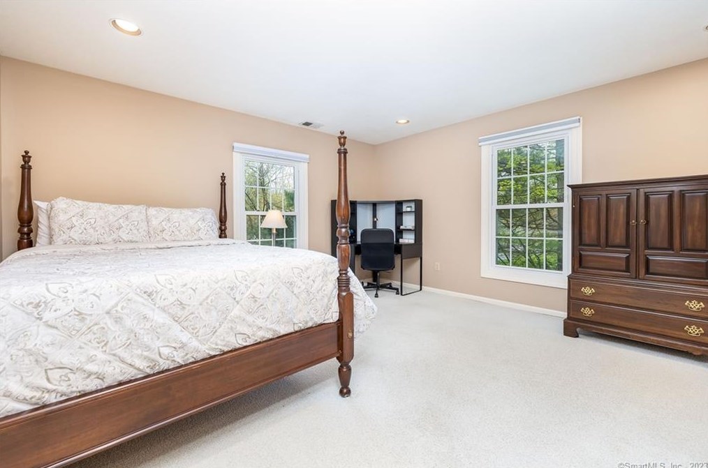 8 Saxon Woods, Avon CT  06001-4060 exterior