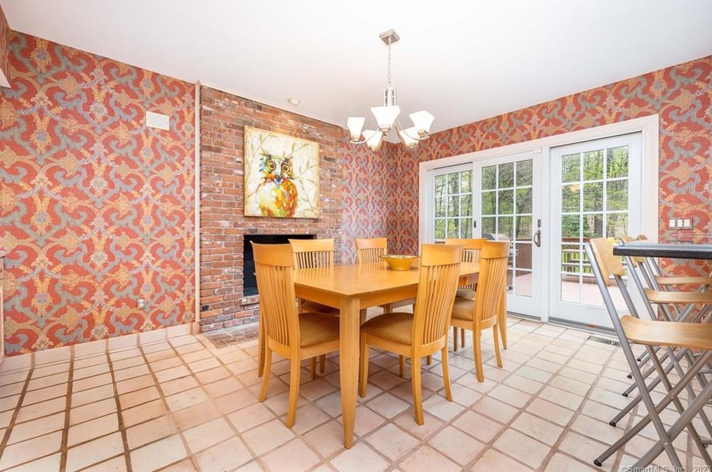 8 Saxon Woods, Avon CT  06001-4060 exterior