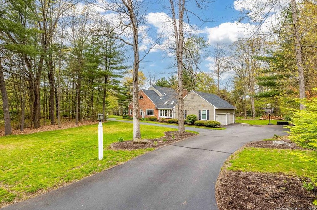 8 Saxon Woods, Avon CT  06001-4060 exterior