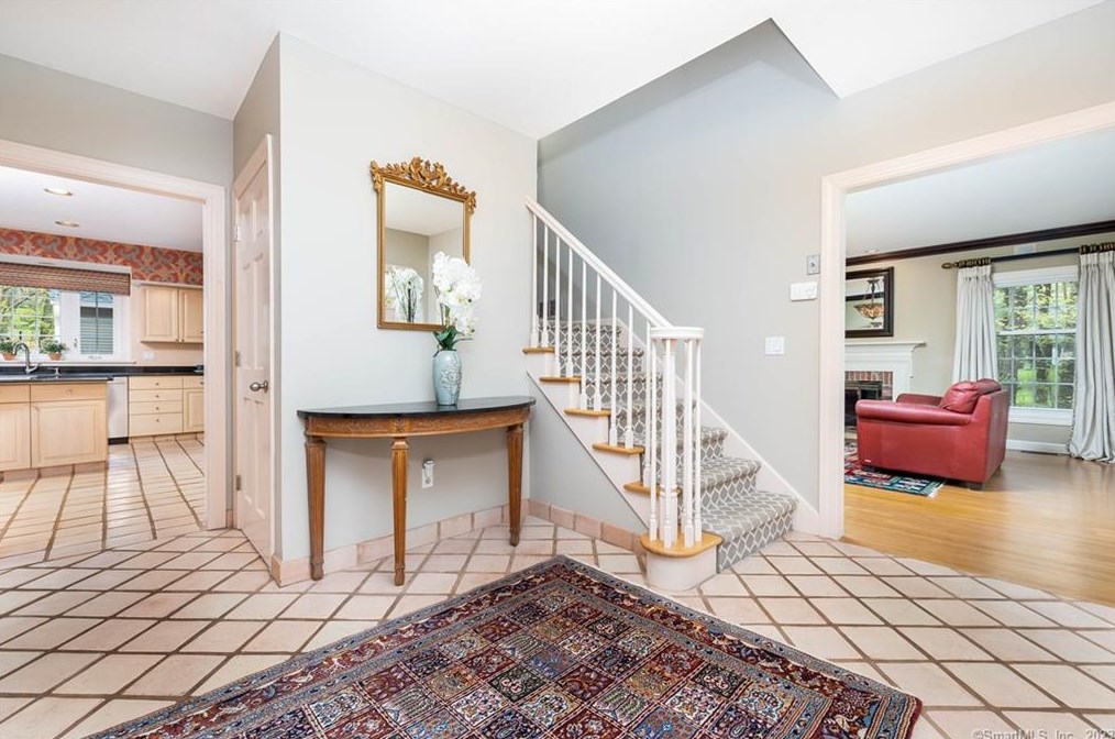 8 Saxon Woods, Avon CT  06001-4060 exterior