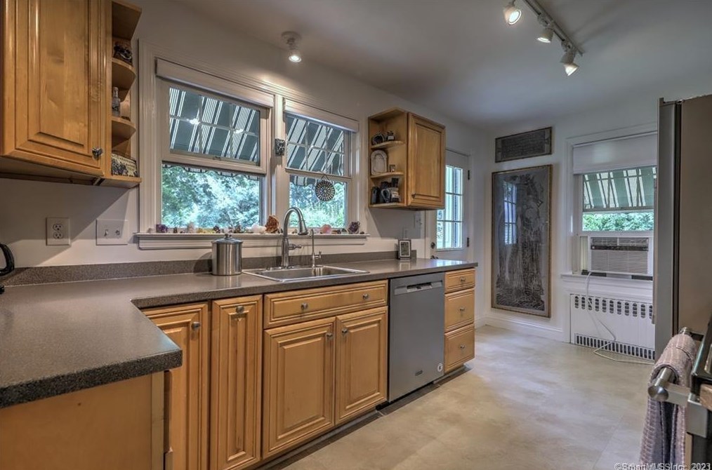 75 Housatonic Ave, Stratford CT  06615-6089 exterior