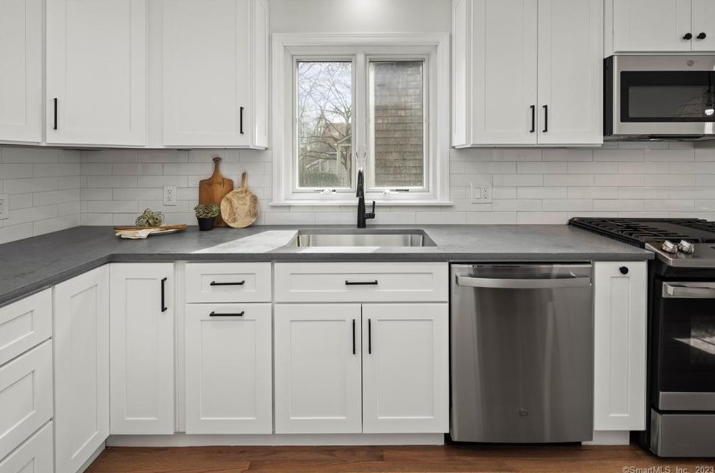 134 Colony St, Fairfield CT  06824-5203 exterior