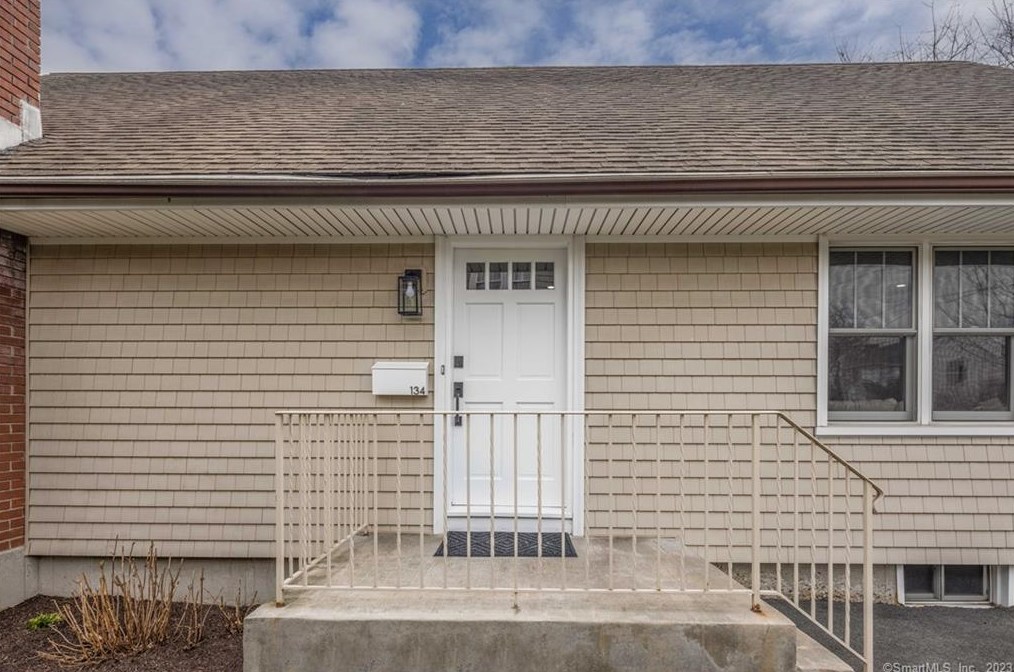 134 Colony St, Fairfield CT  06824-5203 exterior