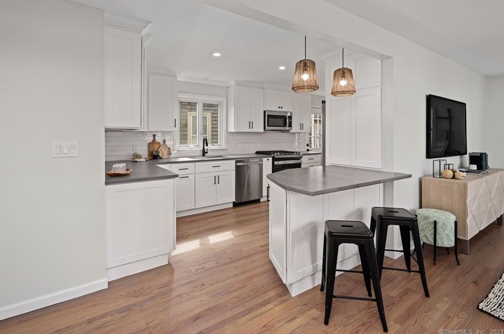 134 Colony St, Fairfield CT  06824-5203 exterior