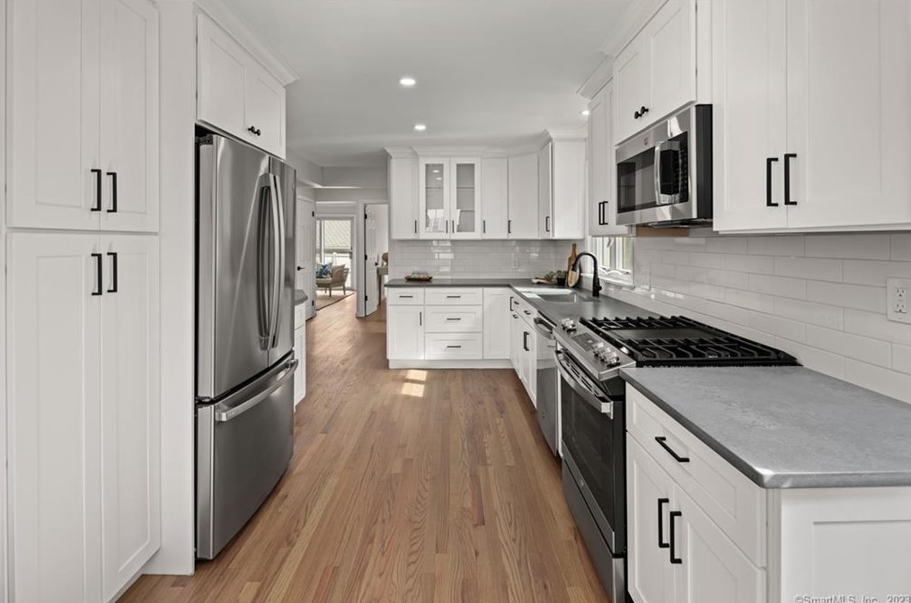 134 Colony St, Fairfield CT  06824-5203 exterior