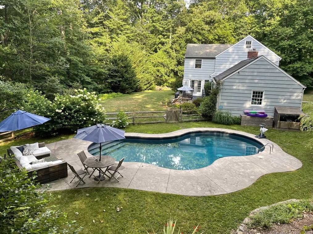68 Ledgeview Ln, Guilford CT  06437-1912 exterior