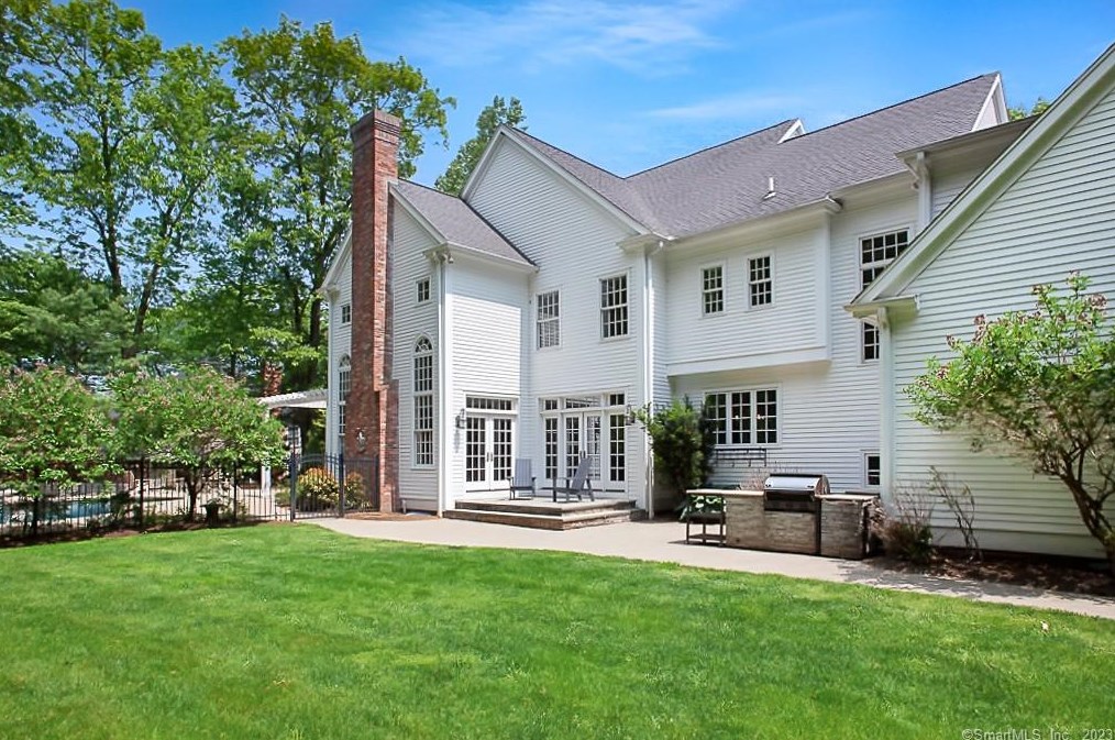 34 Old Stone Xing, Simsbury CT  06092-2821 exterior