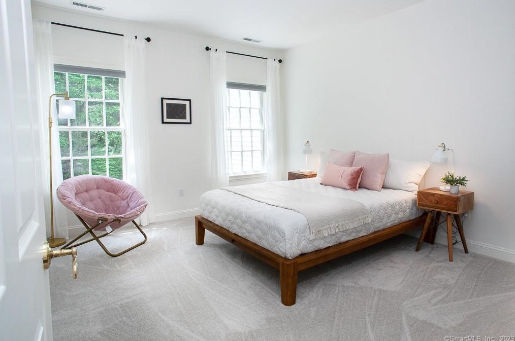 34 Old Stone Xing, Simsbury CT  06092-2821 exterior