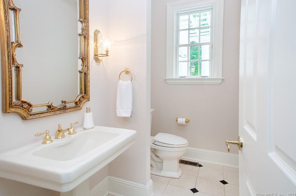 34 Old Stone Xing, Simsbury CT  06092-2821 exterior