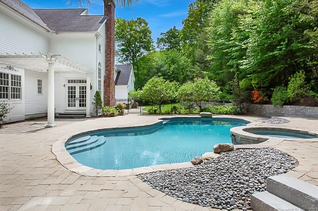 34 Old Stone Xing, Simsbury CT  06092-2821 exterior