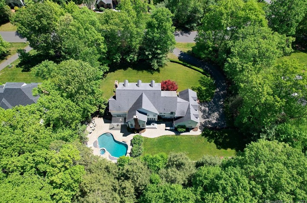 34 Old Stone Xing, Simsbury CT  06092-2821 exterior