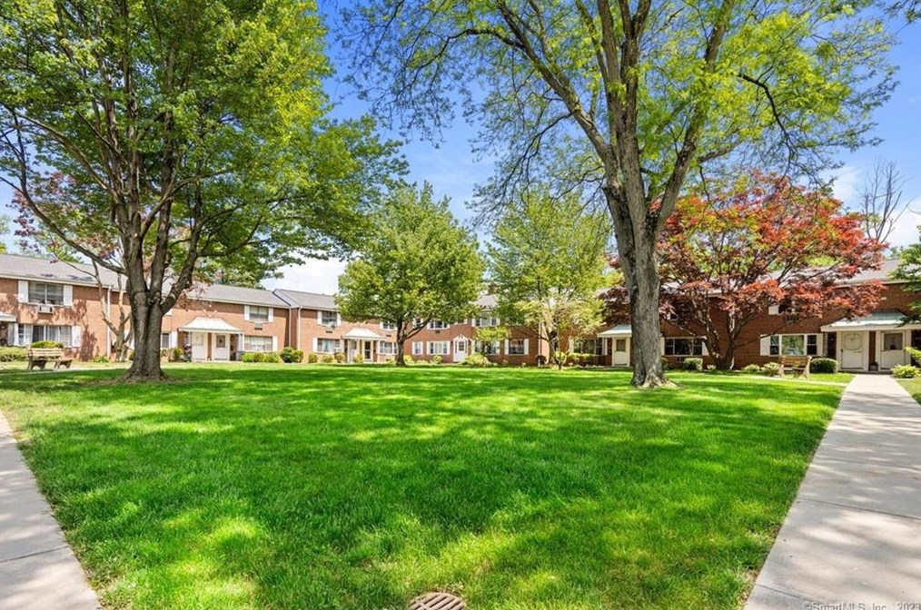 87 Shadow Ln, Hartford CT  06110-1677 exterior