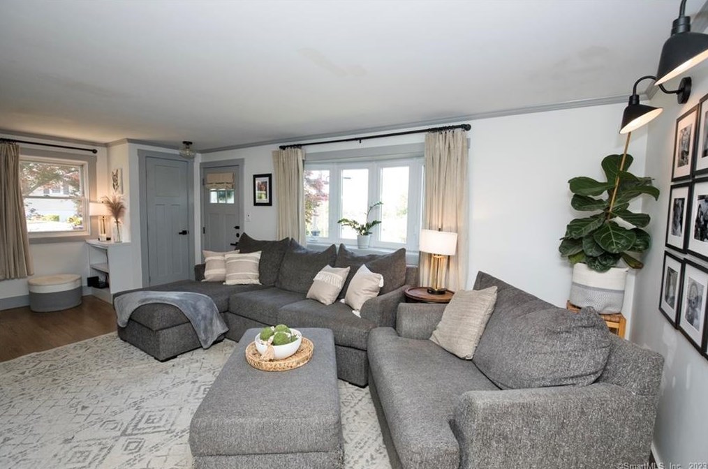24 Carriage Dr, Wallingford CT  06492-3111 exterior