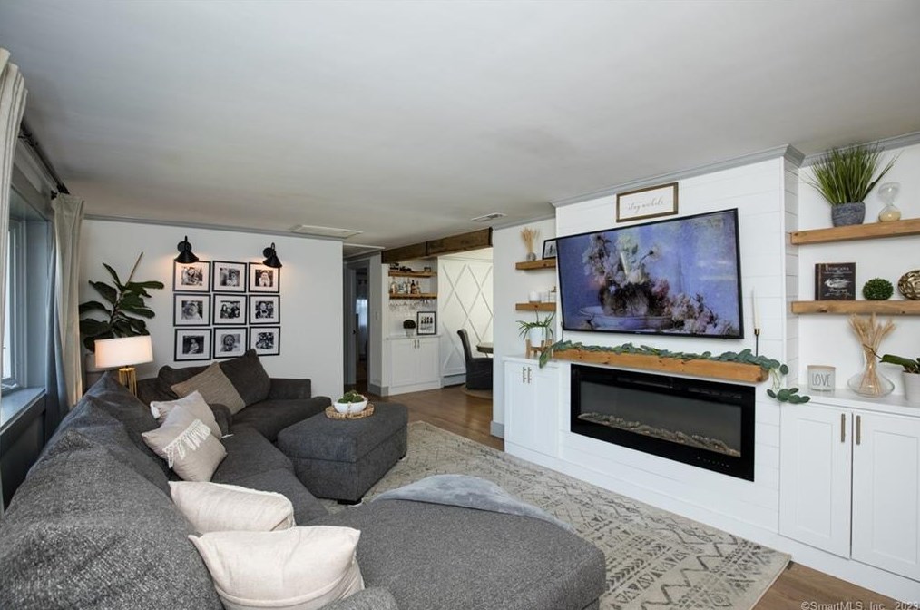 24 Carriage Dr, Wallingford CT  06492-3111 exterior