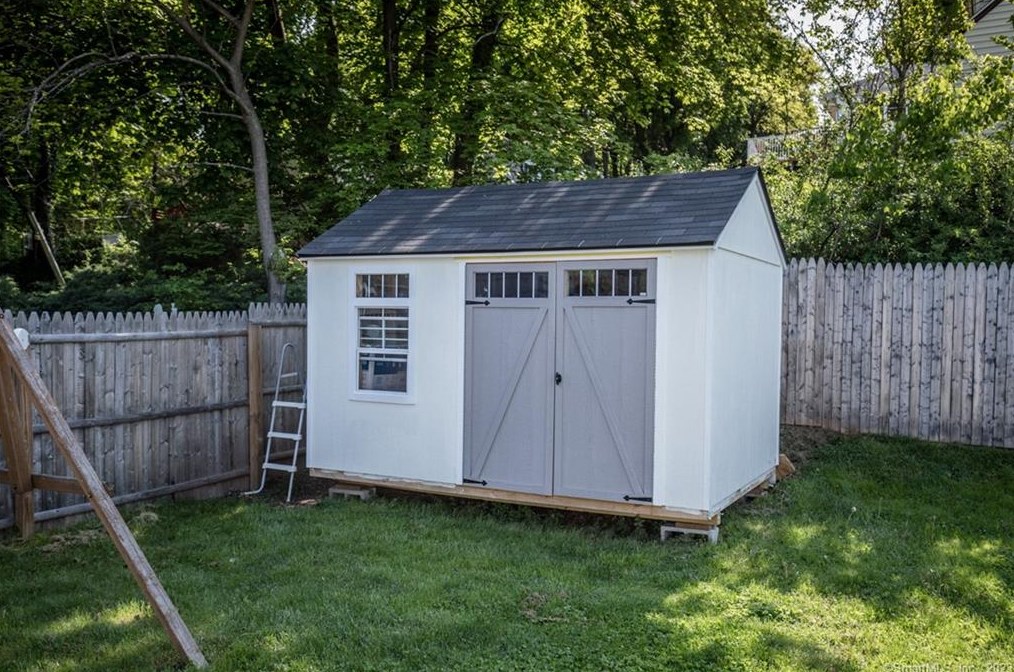 24 Carriage Dr, Wallingford CT  06492-3111 exterior