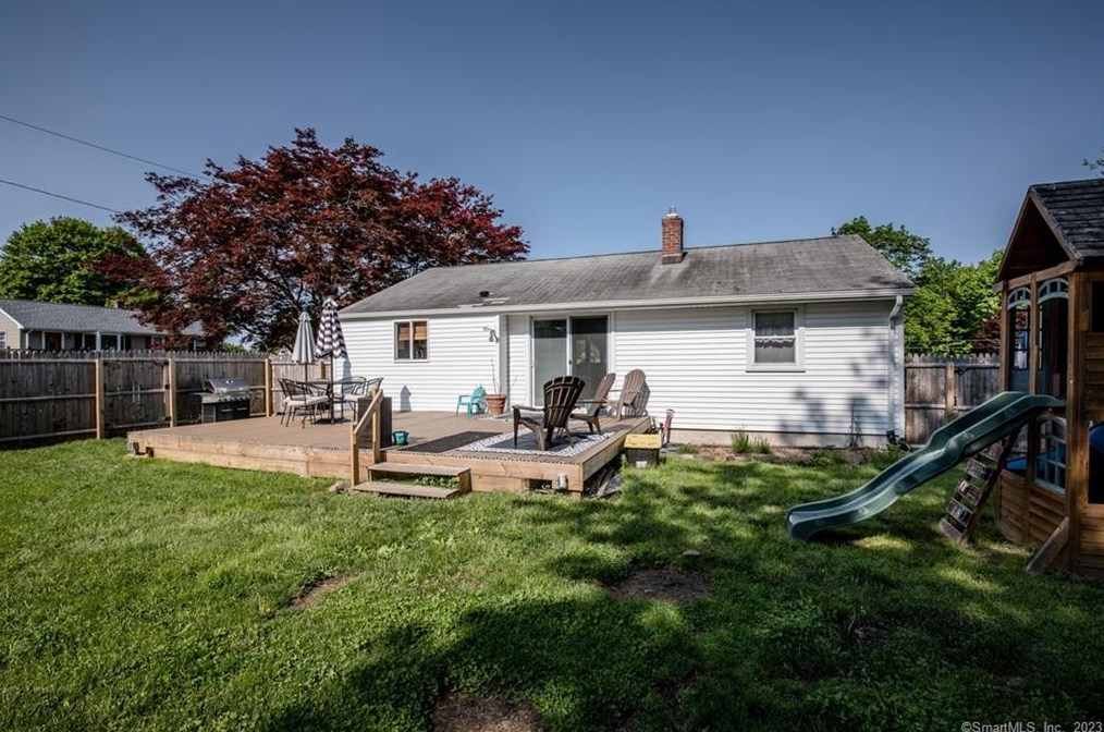 24 Carriage Dr, Wallingford CT  06492-3111 exterior
