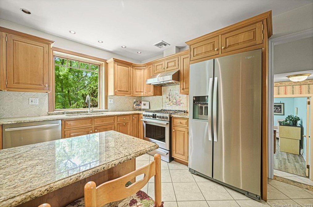 321 Papurah Rd, Fairfield CT  06825-7229 exterior