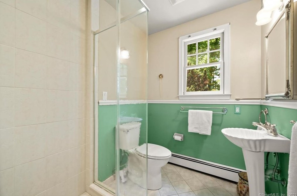 321 Papurah Rd, Fairfield CT  06825-7229 exterior