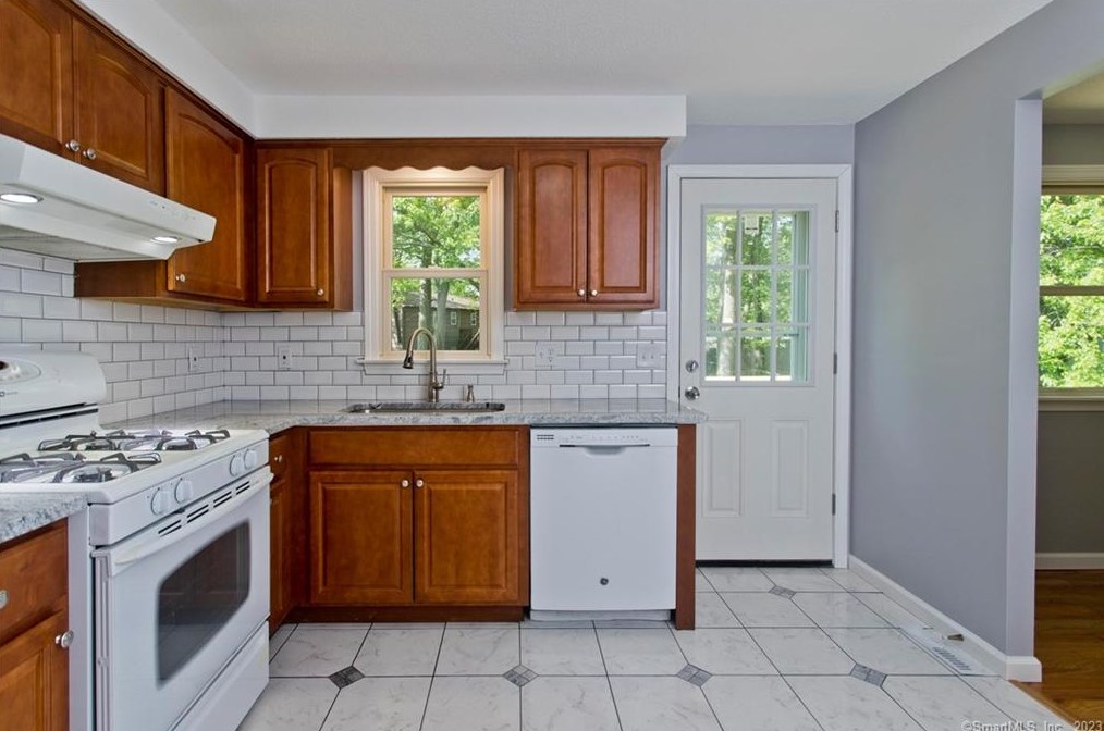 34 Deer Run Rd, Meriden CT  06451-4919 exterior