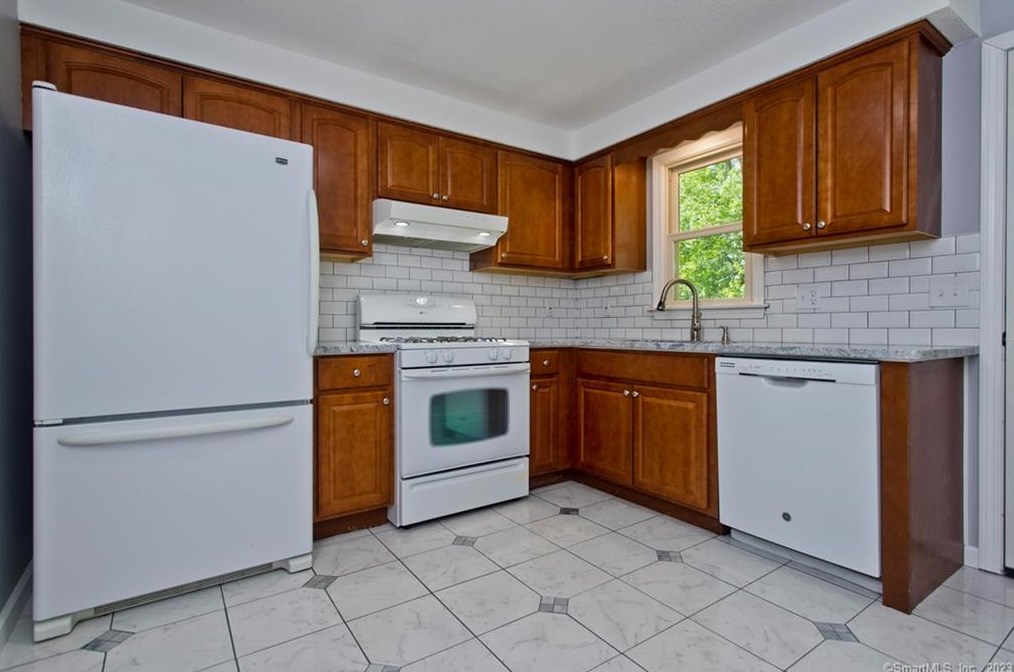 34 Deer Run Rd, Meriden CT  06451-4919 exterior