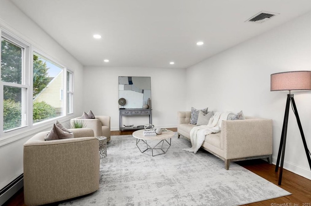 345 Orchard St, Cos Cob CT  06807-4008 exterior