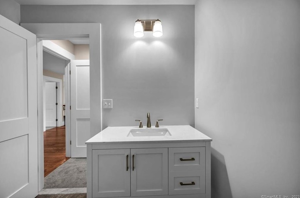 43 Shadow Ln, Cromwell CT  06416-1422 exterior