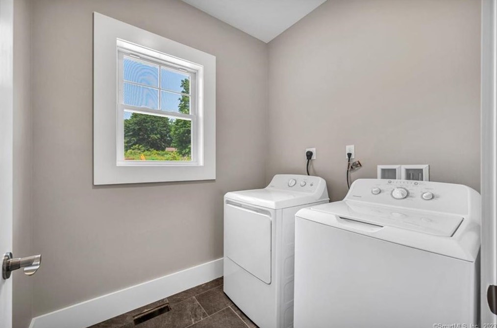 43 Shadow Ln, Cromwell CT  06416-1422 exterior