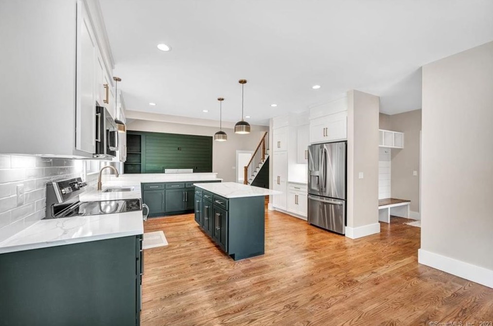 43 Shadow Ln, Cromwell CT  06416-1422 exterior