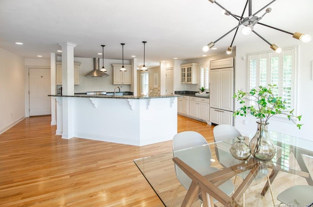 52 Ridge Rd, Danbury CT  06810-6337 exterior