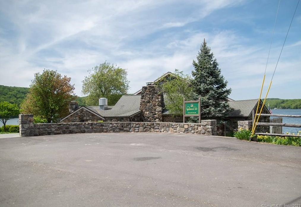 52 Ridge Rd, Danbury CT  06810-6337 exterior