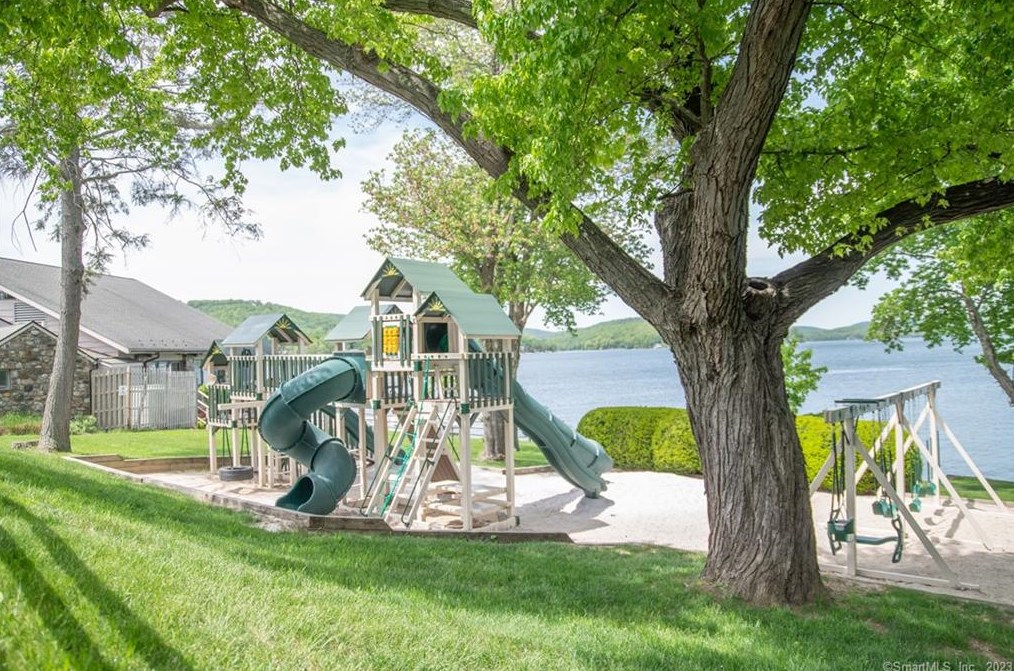 52 Ridge Rd, Danbury CT  06810-6337 exterior