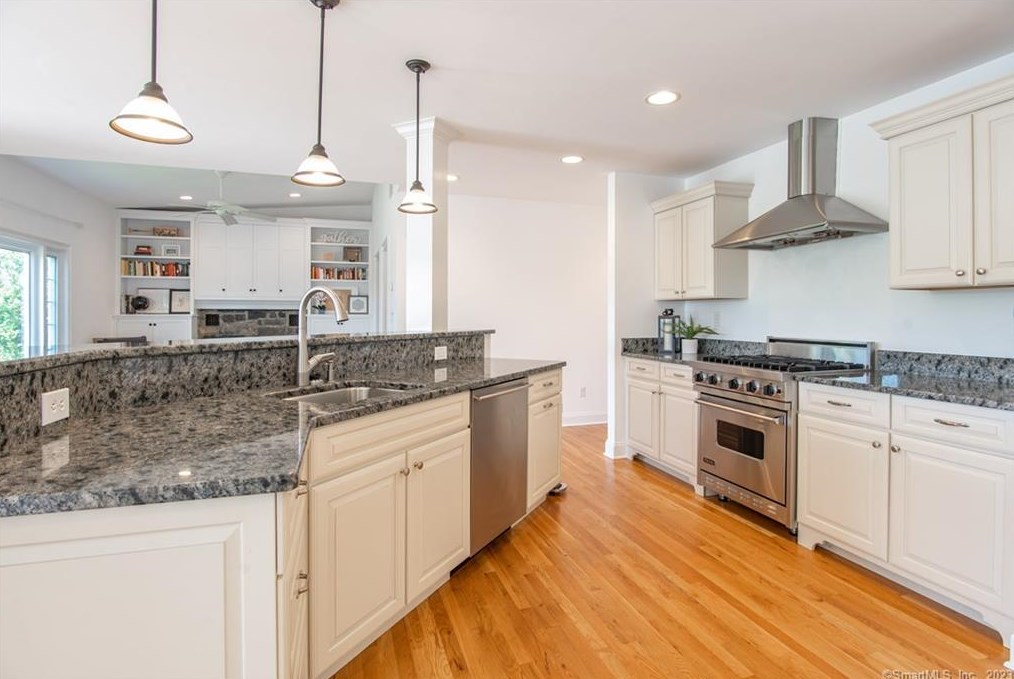 52 Ridge Rd, Danbury CT  06810-6337 exterior