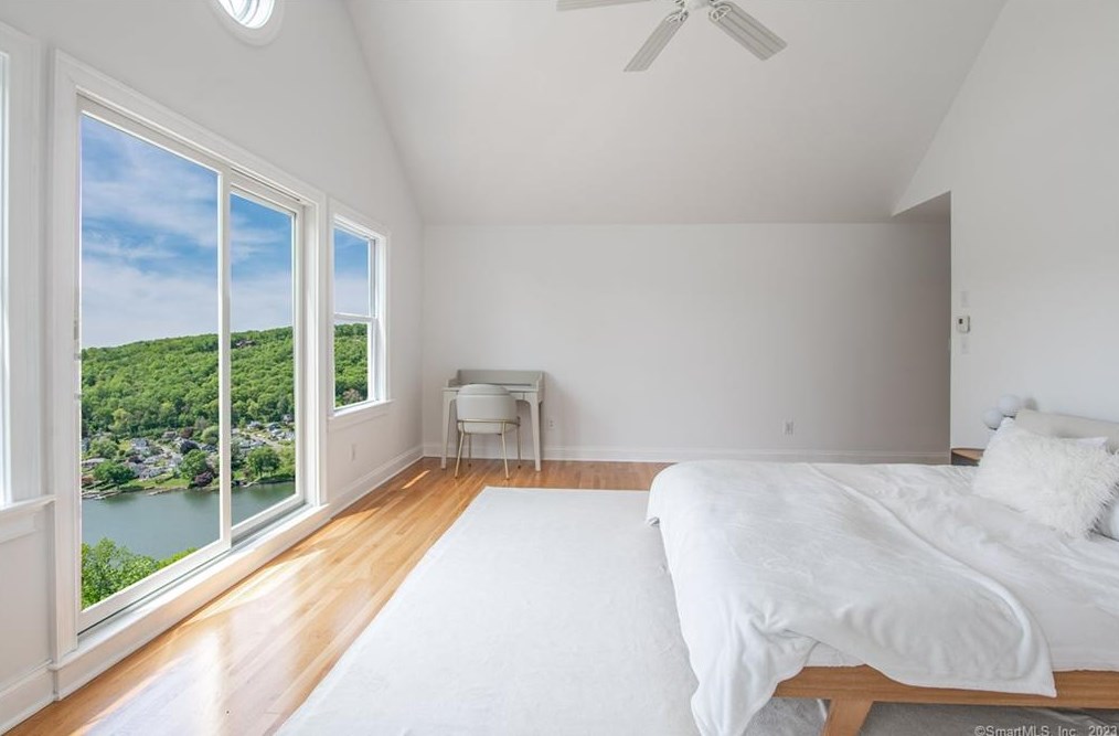 52 Ridge Rd, Danbury CT  06810-6337 exterior