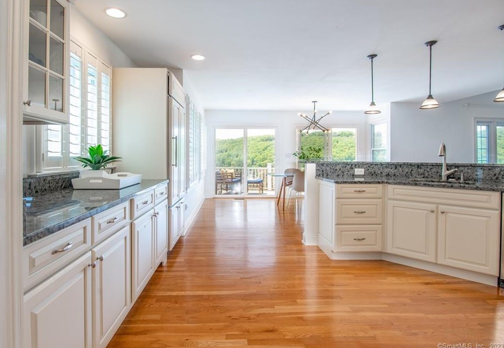 52 Ridge Rd, Danbury CT  06810-6337 exterior