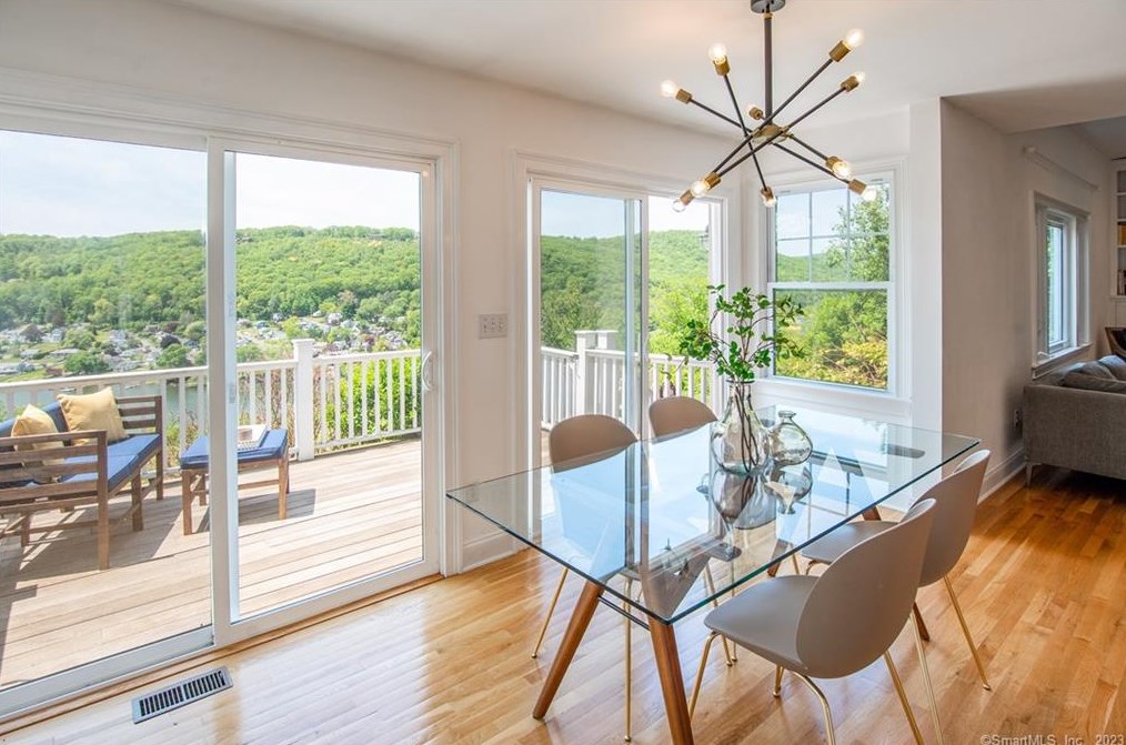 52 Ridge Rd, Danbury CT  06810-6337 exterior