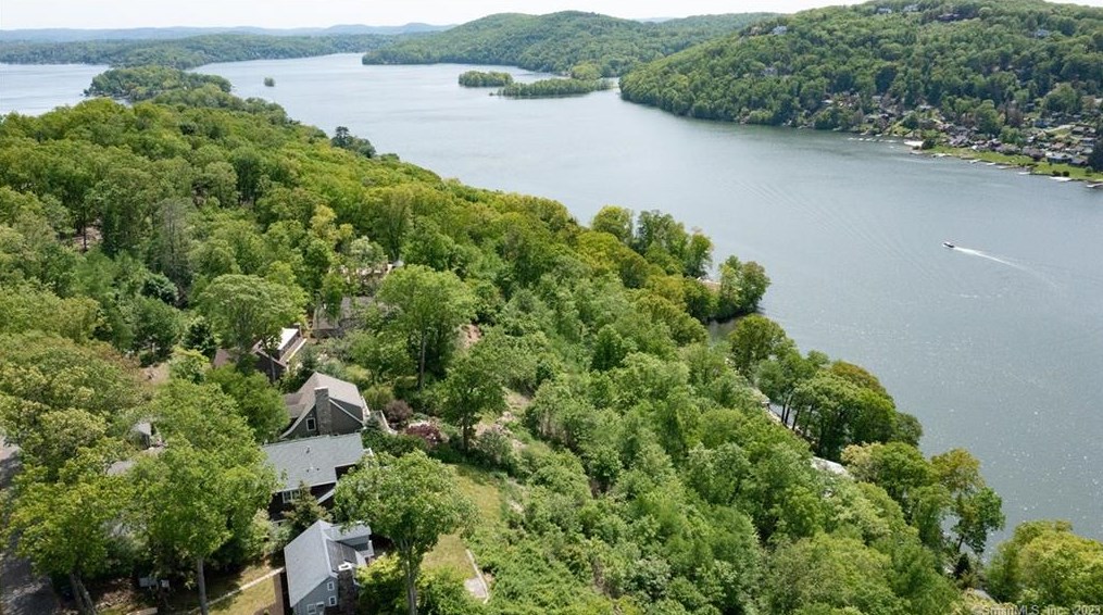 52 Ridge Rd, Danbury CT  06810-6337 exterior