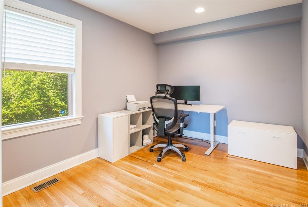 52 Ridge Rd, Danbury CT  06810-6337 exterior