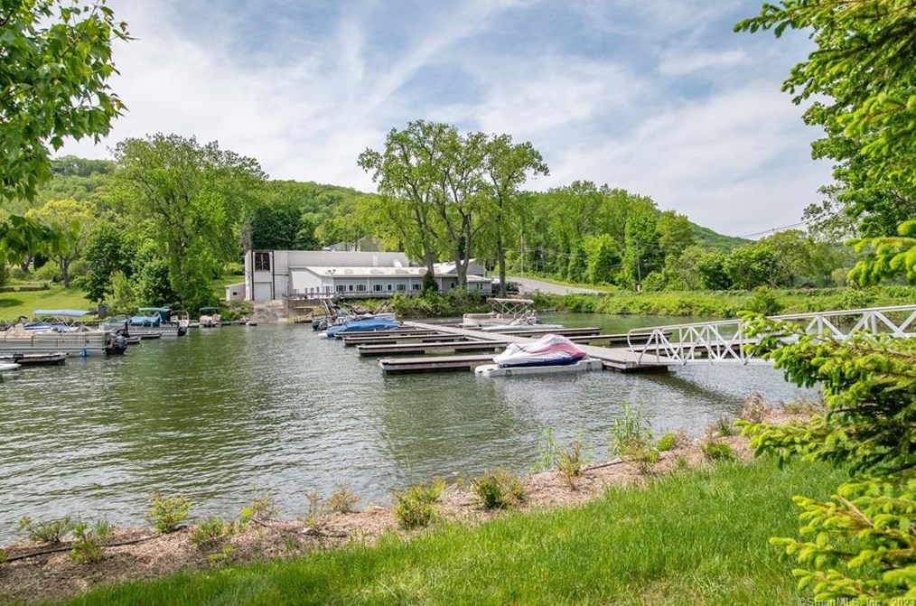 52 Ridge Rd, Danbury CT  06810-6337 exterior