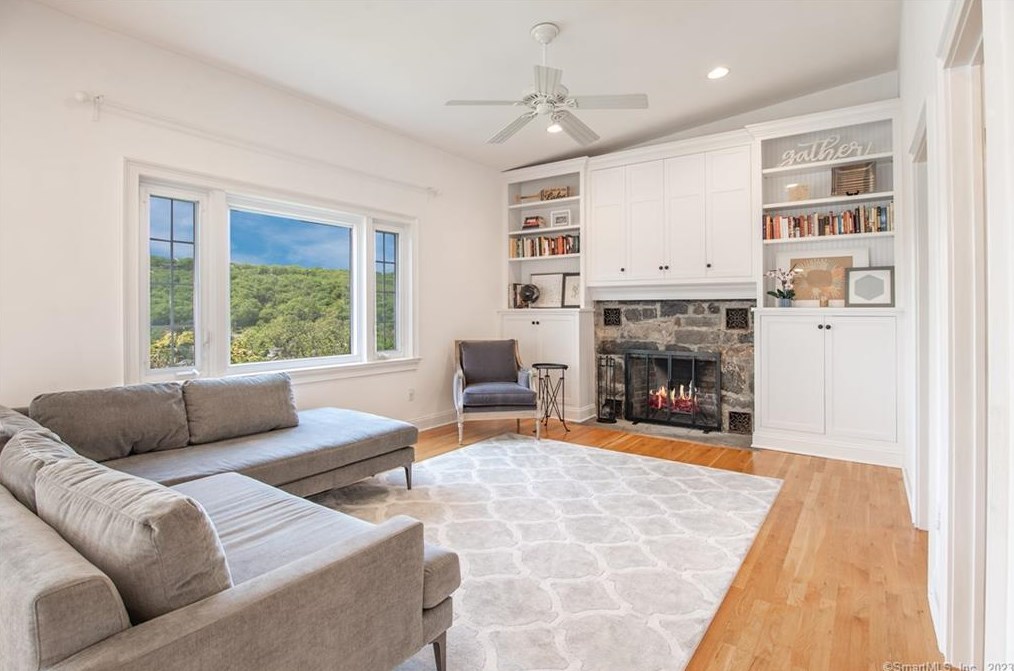 52 Ridge Rd, Danbury CT  06810-6337 exterior