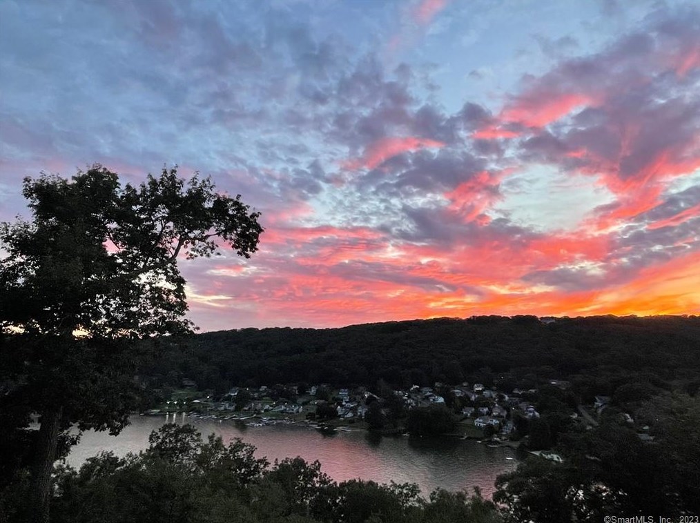 52 Ridge Rd, Danbury CT  06810-6337 exterior