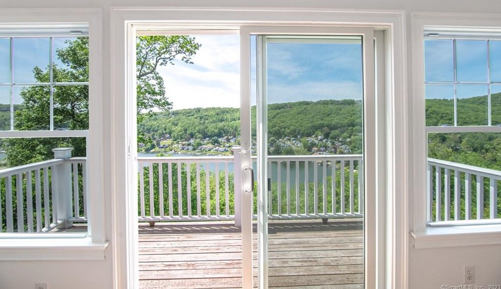 52 Ridge Rd, Danbury CT  06810-6337 exterior