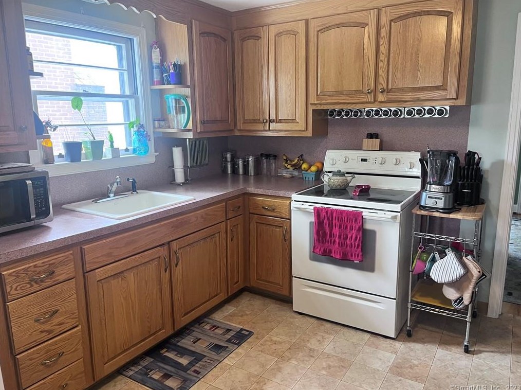 73 Woodland St, Hartford CT  06111-2362 exterior