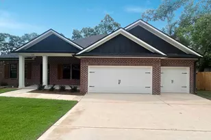 609 32nd St, Niceville, FL 32578 - Photo 1