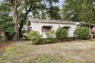 135 Aero Dr, Defuniak Springs, FL 32433 - Photo 1