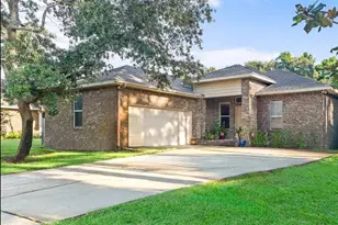 8674 Rio Vista Dr, Navarre, FL 32566 - Photo 1