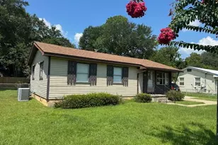 93 Aero Dr, Defuniak Springs, FL 32433 - Photo 1