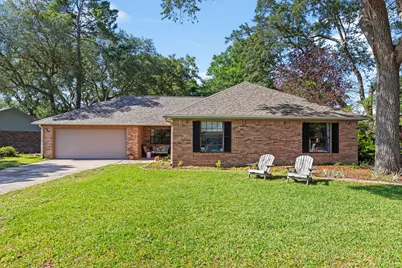 207 Oakwood Circle, Niceville, FL 32578 - Photo 1