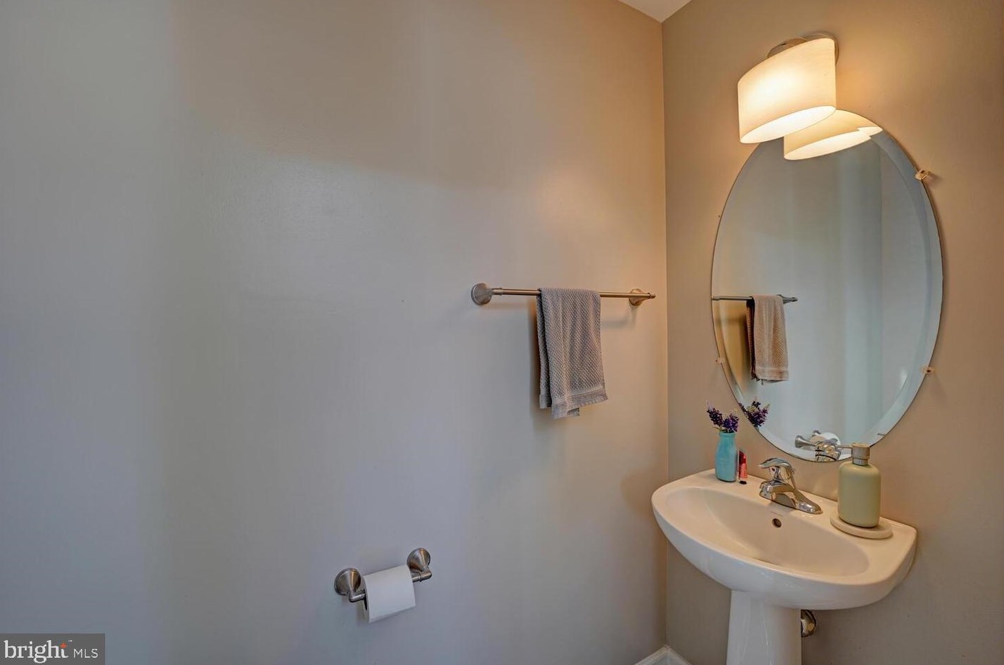 327 Paradee Dr, Dover DE  19904-5679 exterior