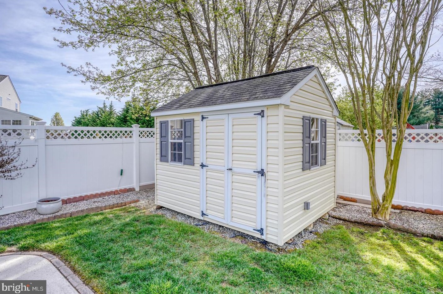 23 Pin Oak Dr, Dover DE  19904-2375 exterior